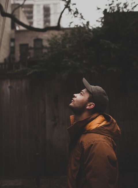Jak wybrać idealną bluzę streetwear? Oto porady i inspiracje